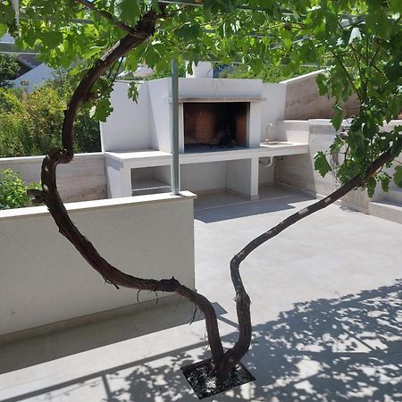 Holiday Home Dora Sutivan Bagian luar foto
